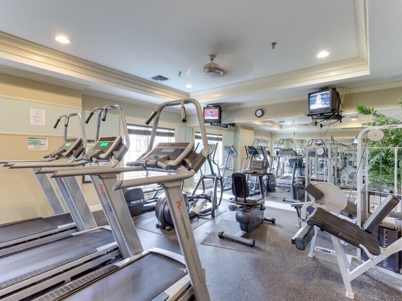 Building Photo - 4860 Eisenhower Ave