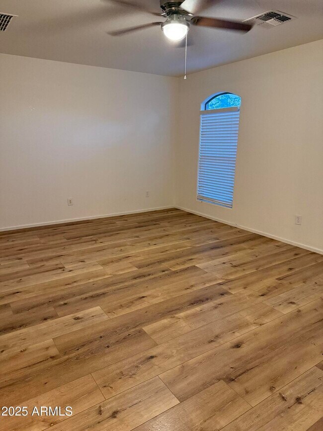 Building Photo - 2528 W Straight Arrow Ln