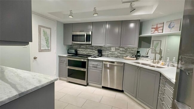 Building Photo - 7400 Sun Island Dr S