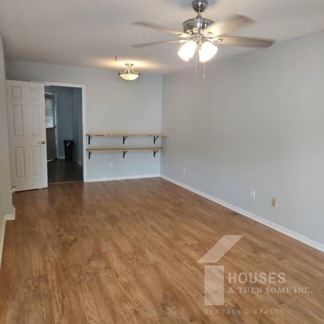Building Photo - 553 Memorial Dr Ext