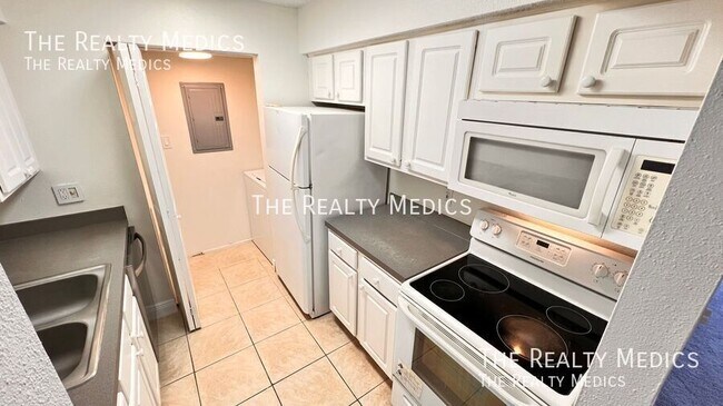 Building Photo - 3700 Idlebrook Cir