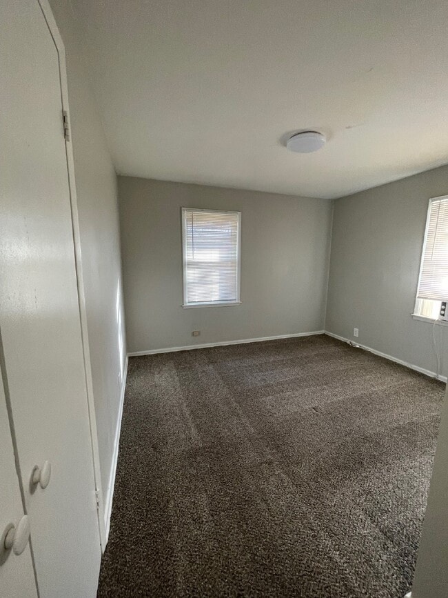 Building Photo - Updated 2 Bedroom, 1 Bathroom Duplex with ...