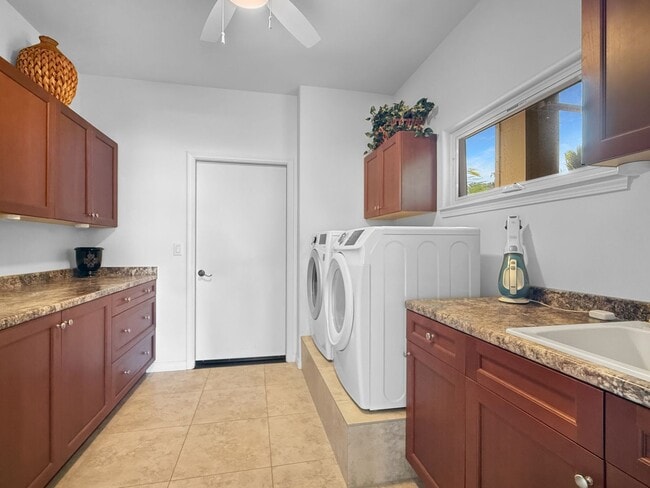 Building Photo - Kona Vistas 3 bedroom 2.5 bath fully furnished home with a pool & office