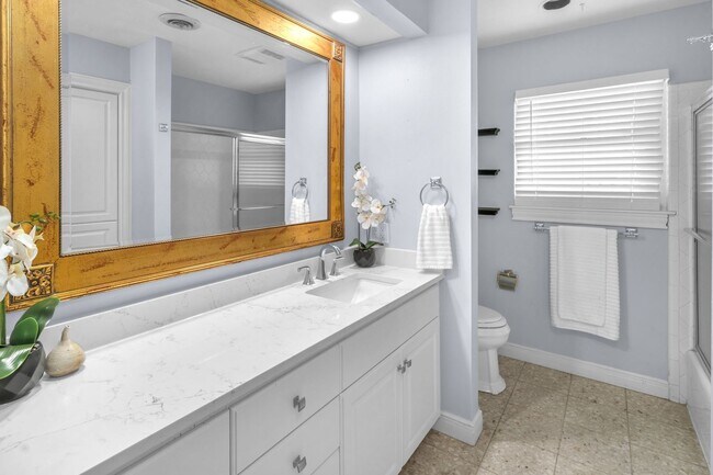 Building Photo - CHARMING 5 BDRM HOME IN CASTLE HILLS!!