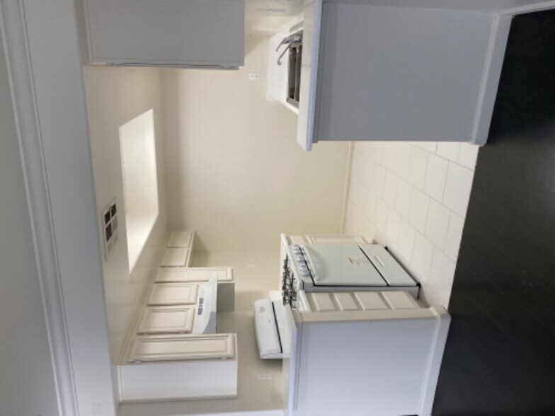 Building Photo - 13002 Riverside Dr