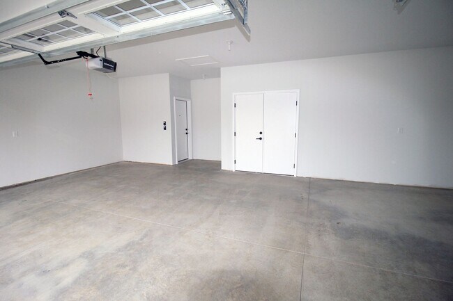 Building Photo - 2206 Rocky Ln