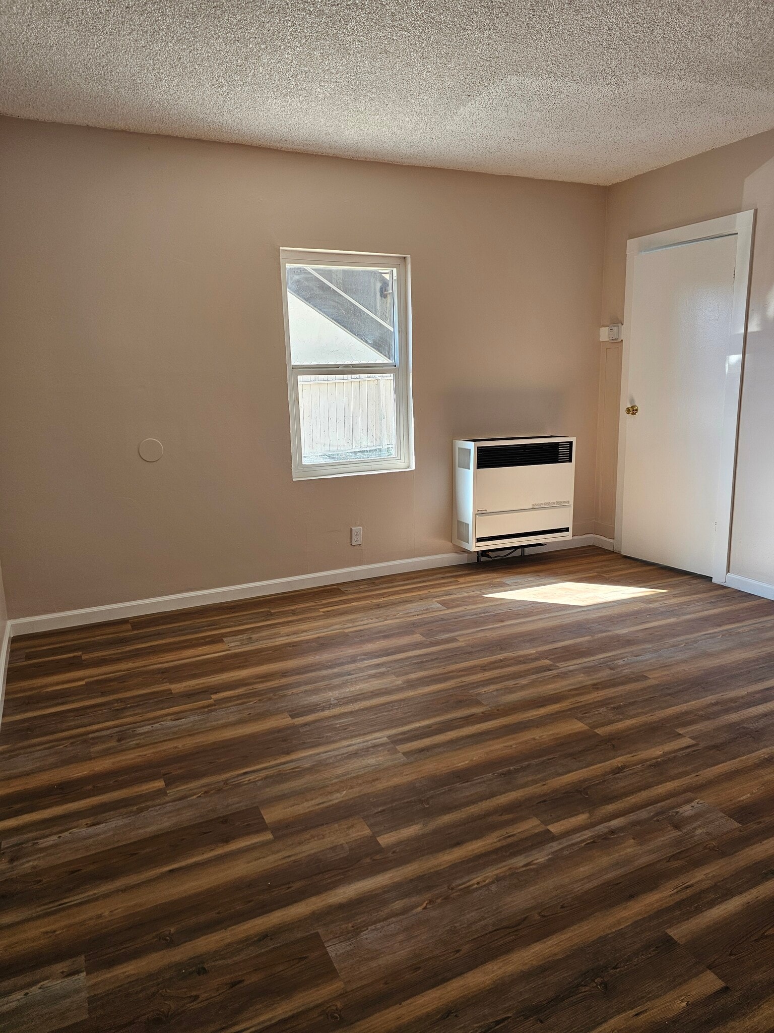 Building Photo - 527 1/2 W 19th St