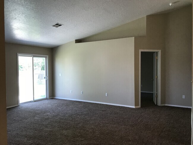 Building Photo - 3 bed/ 2 bath... 2 car garage... Single Level...In the Meadowbrook Subdivision.