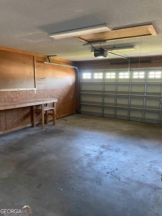 Building Photo - 208 Royal Palms Ave