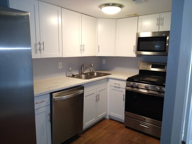 Building Photo - Blue Pointe