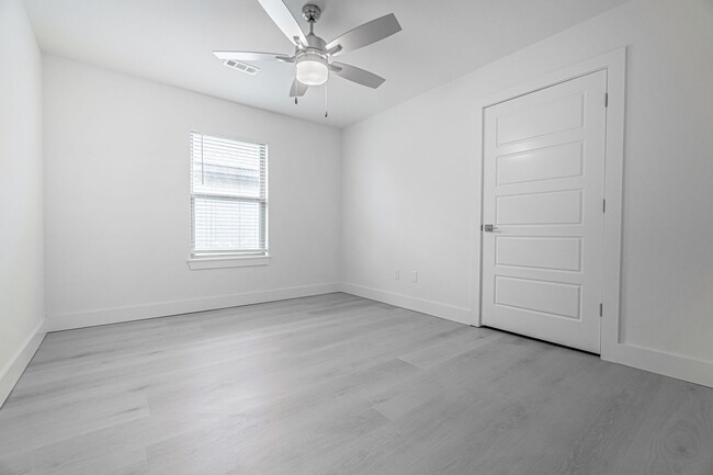 Building Photo - Beautiful spacious townhome!