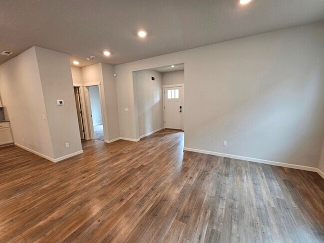 Building Photo - 5Bd/3Ba Two Story House - For viewing!