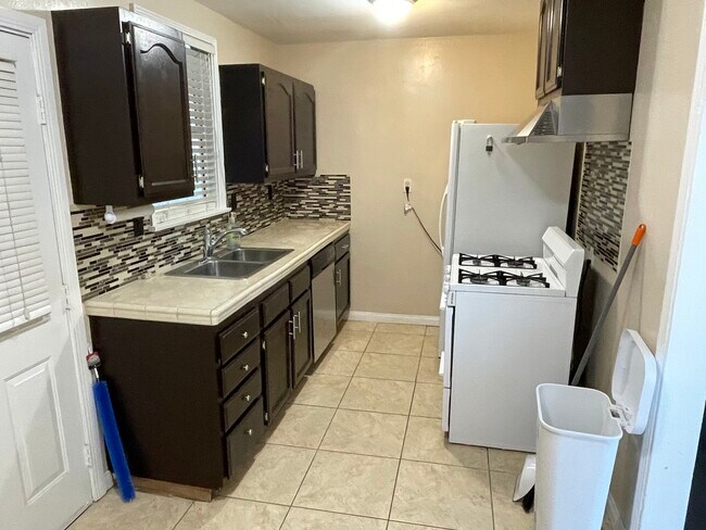 Building Photo - 1211 W Victory Blvd