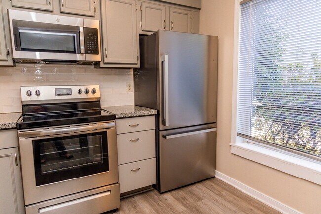 Building Photo - 3 Bedroom 2 Bath End Unit!