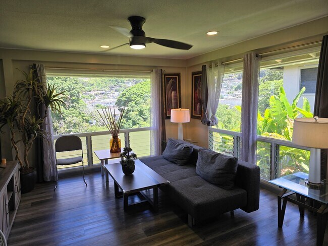 Building Photo - Central, 4 Parking Available, Furnished or...
