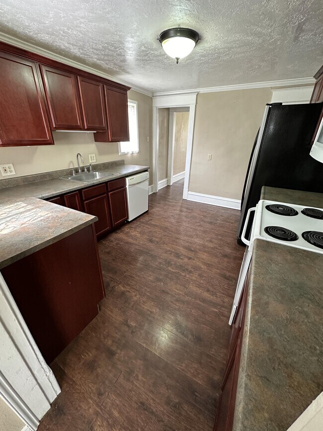 Building Photo - 708 4th Ave S