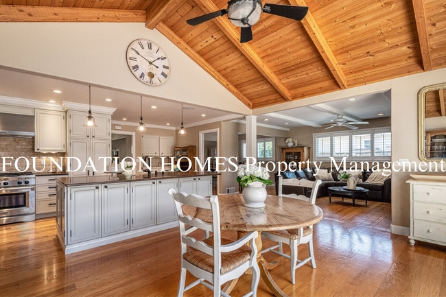 Building Photo - Gorgeous Ranch Style 4BD/2.5BA!  Outdoor Kitchen!  Hot Tub!  FOUNDATION