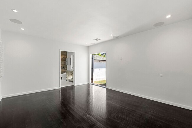 Building Photo - Designer-Done 3 Bed + 3 Bath in Prime Beve...