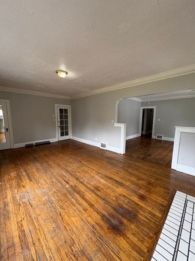 Building Photo - 3 Bedroom, 1 Bathroom Apartment Rent Ready!