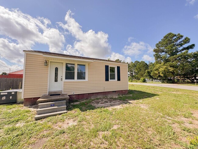 Building Photo - 2 Bedroom 1 Bathroom Home- No Pets
