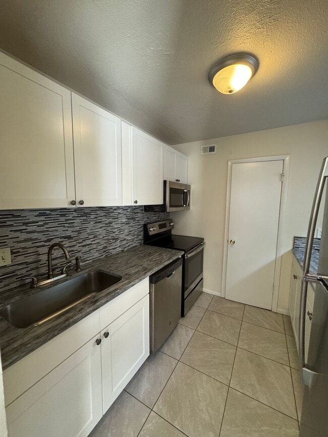 Building Photo - Spacious & Stylish Condo in Chateau DeVille – A Rare Find!