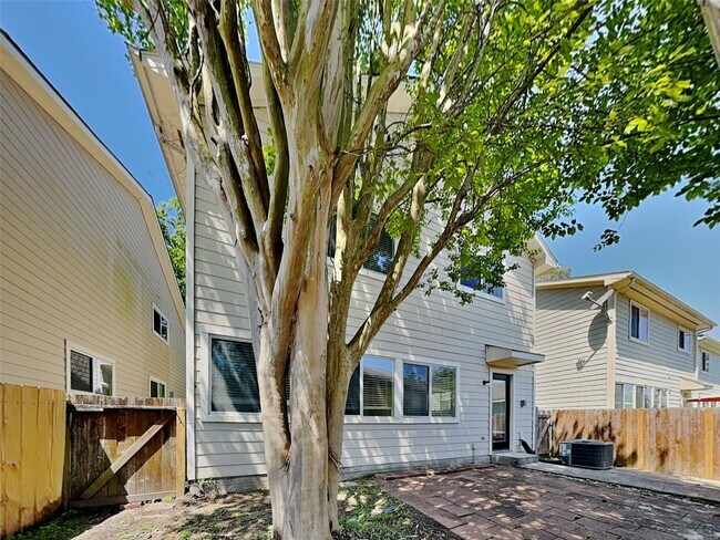 Building Photo - 26880 Hailey's Manor