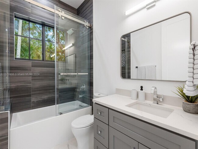 Building Photo - 1484 SW 32nd St