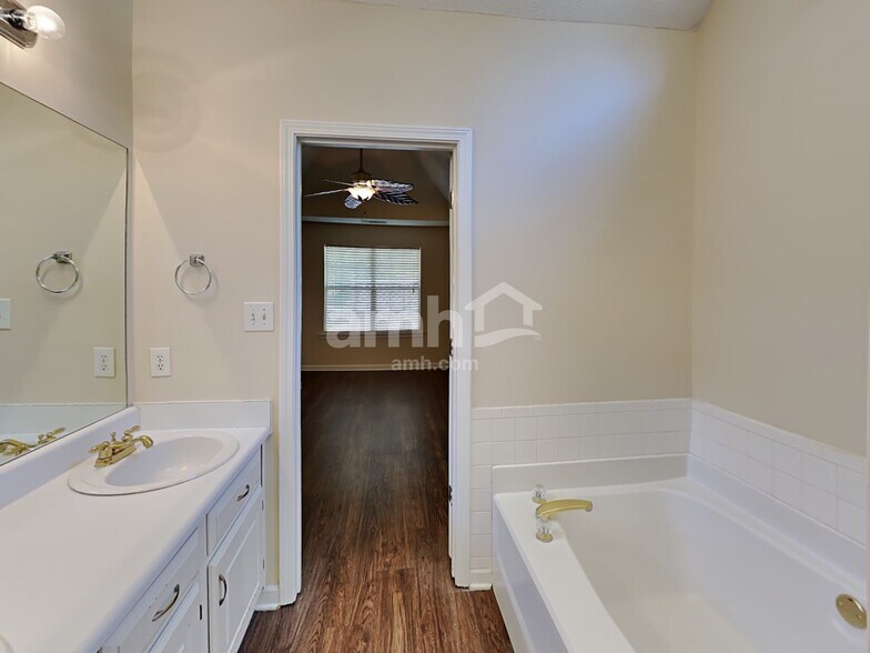 Building Photo - 515 Chaseridge Dr