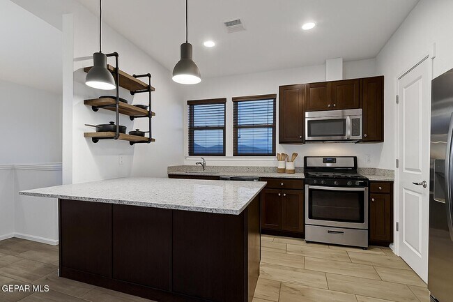 Building Photo - 4016 Camelot Heights Dr