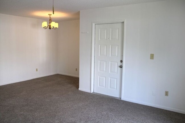 Building Photo - 952 Courtyard Ln