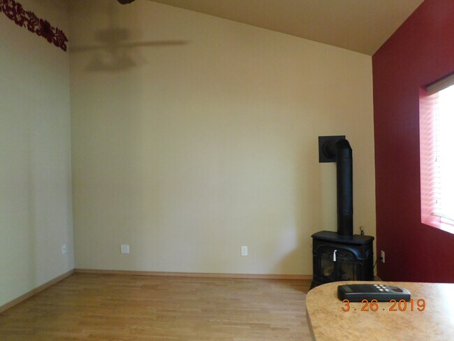 Building Photo - Gated 1 Bedroom Apartment
