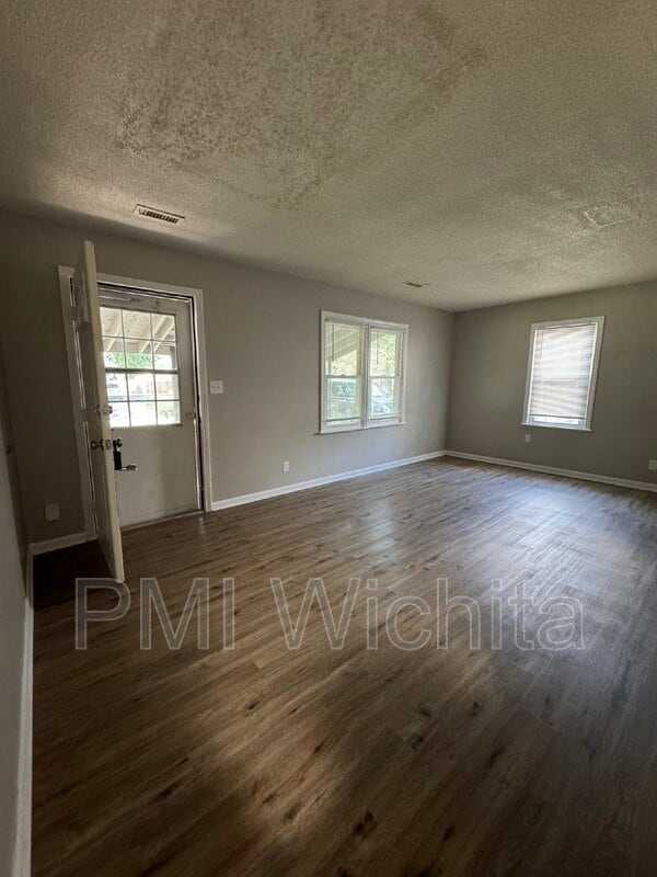 Building Photo - 1136 S Bonn St