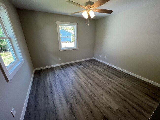 Building Photo - Remodeled 3 bedroom/2 bathroom home with d...