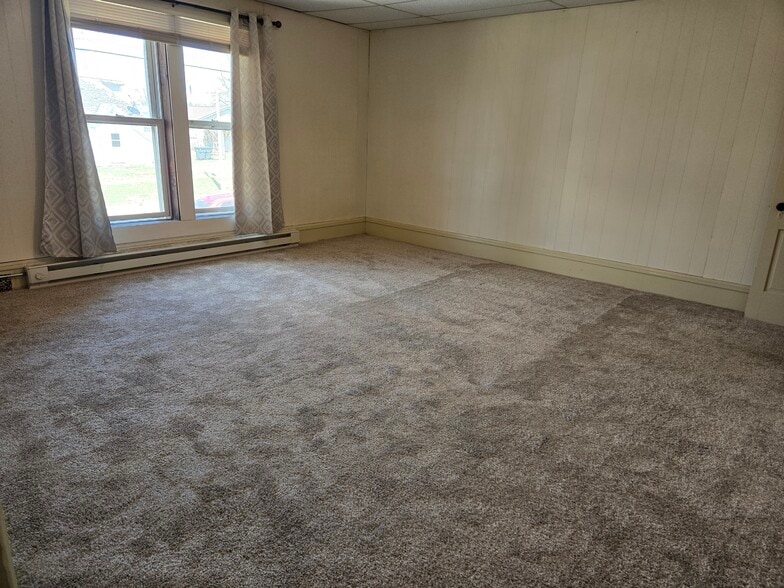 Building Photo - 204 E Broadway Ave