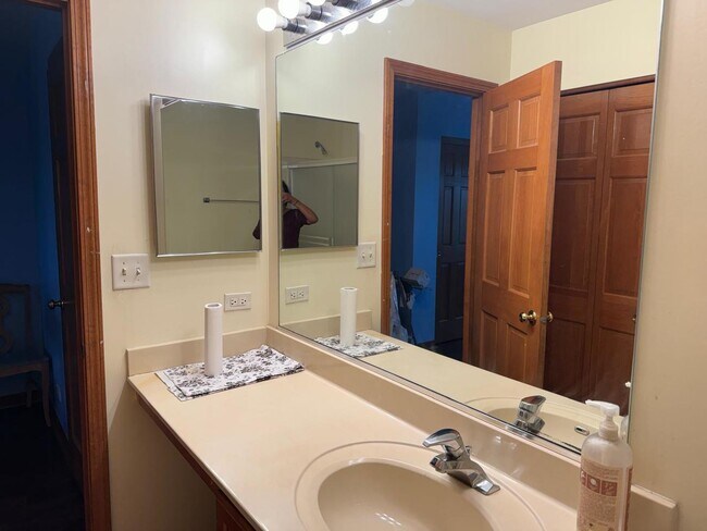 Building Photo - 2527 Oneida Ln