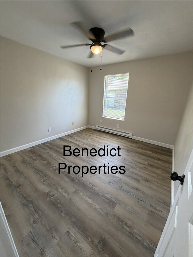 Building Photo - Maple St