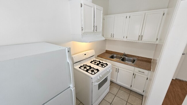 Building Photo - 727 S Coronado St