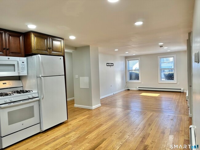 Building Photo - 49 Pleasant St