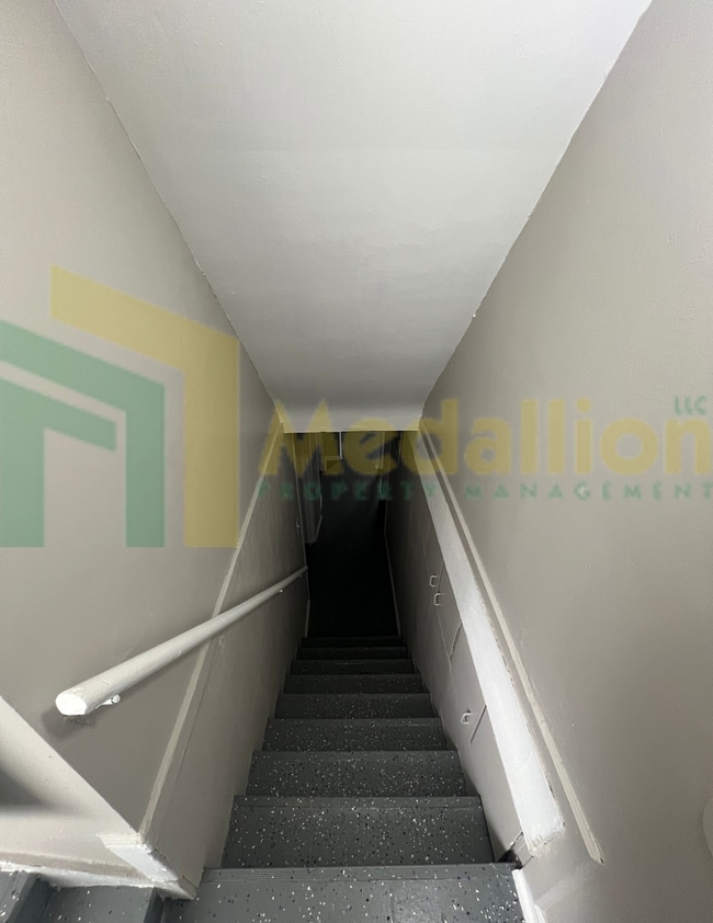 Building Photo - Spacious 4-5 Bedroom, 2-Bath Corner Lot Ho...