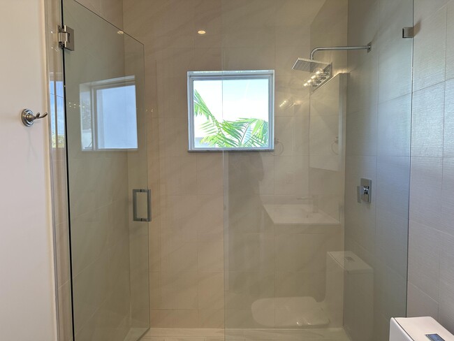 Building Photo - 815 NE 17th Ave