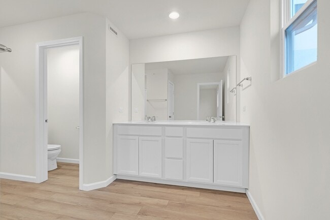 Building Photo - 5913 Hawkweed Dr