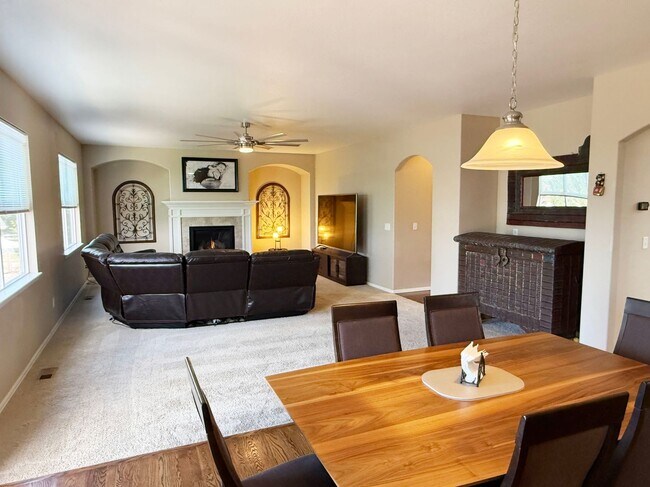 Building Photo - Amazing large 2-Story with open floor plan...