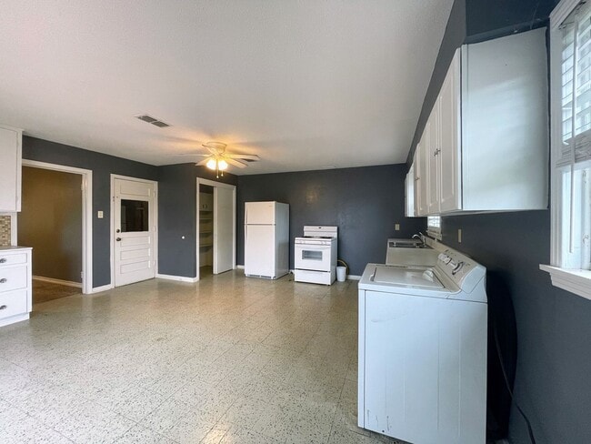Building Photo - Charming 2-Bedroom Single-Family Home – Perfect for Comfort & Convenience!
