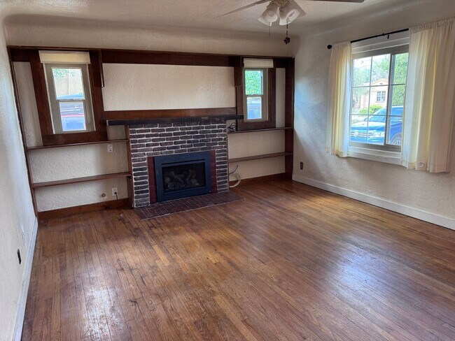 Building Photo - 2 Bedroom, 1 Bathroom Home near Nob Hill/UNM/UNMH