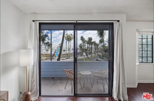 Building Photo - 310 Tahiti Way