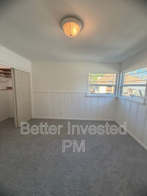 Building Photo - 559 N Oak St