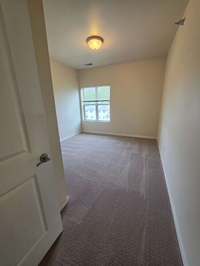 Building Photo - 2 Bedroom | 1 Bathroom 3rd Floor Apartment Available RIGHT NOW!