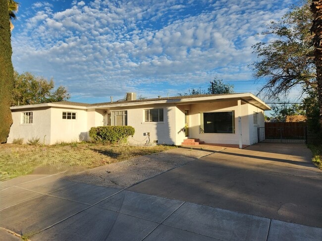Building Photo - 414 Phillips Dr