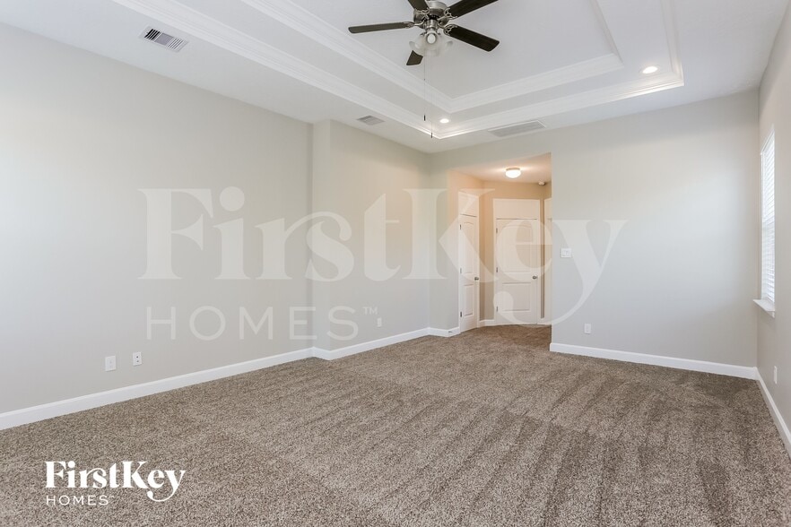 Building Photo - 9923 Oaklawn Dr