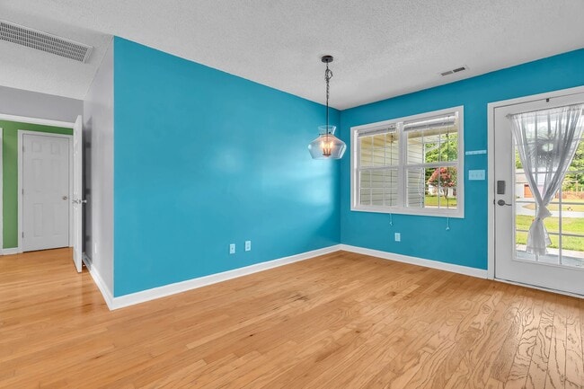 Building Photo - 403 Arabian Ln